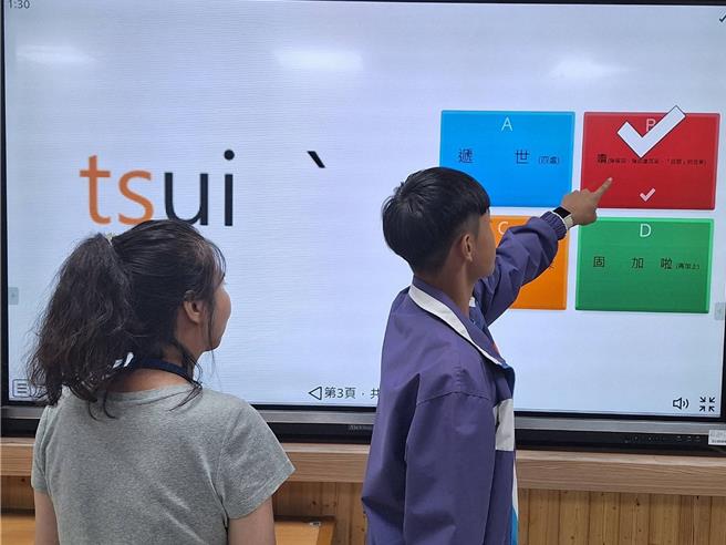学生透过数位教材学习闽东语。（教育部提供／林志成台北传真）