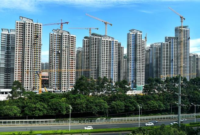 大陆央行行长潘功胜撰文表示，在战略上，要守住房子不是用来炒的定位。 （摘自中新社）