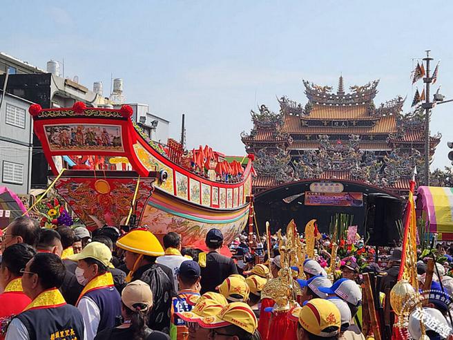大甲镇澜宫王船开光点睛吸引爆满人潮
