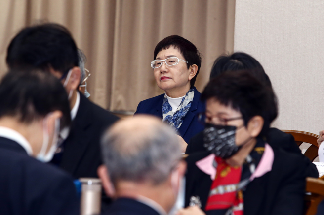 立法院财政委员会邀请财政部长庄翠云（中）4日就「资安疑虑频传，如何强化财税机关及公股行库资安防护与区域联防」进行专题报告。（邓博仁摄）