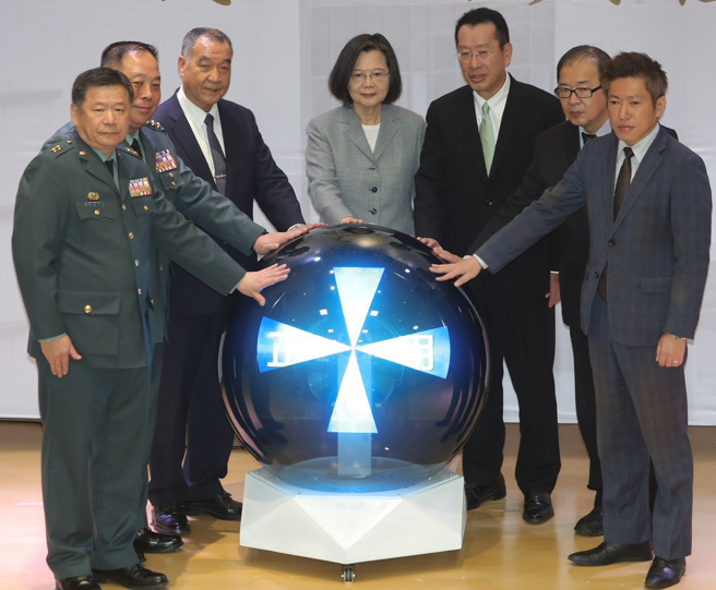 蔡英文总统（中）4日主持「国防医学院卫勤训练中心『战术战伤及灾难事故救护训练大楼』启用典礼」，并且与国防部长邱国正（左3）、国安会秘书长顾立雄（右3）一起主持开幕式。（季志翔摄）