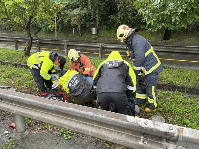 年约30岁的杨姓男子今（4）日上午9时许开车疑似因天雨路滑造成小货车失控自撞护栏，整个人被抛飞车外，所幸未有生命大碍。（翻摄画面）