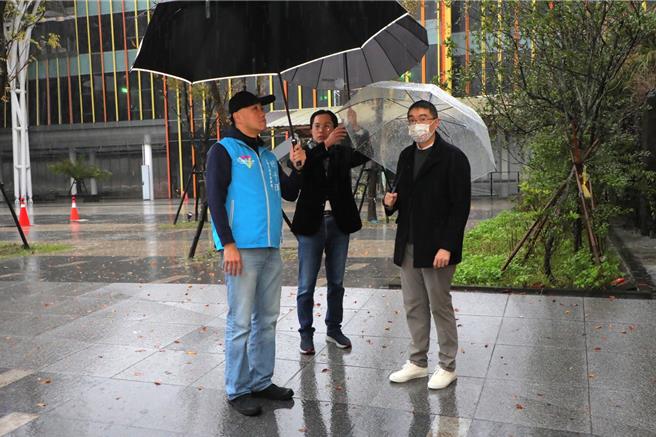 基隆市長謝國樑（右）、基隆市議員林沛祥（左）、基隆市交通處長王圳宏（中）4日上午共同視察港西街通勤民眾候車的狀況。（基隆市政府提供／張志康基隆傳真）
