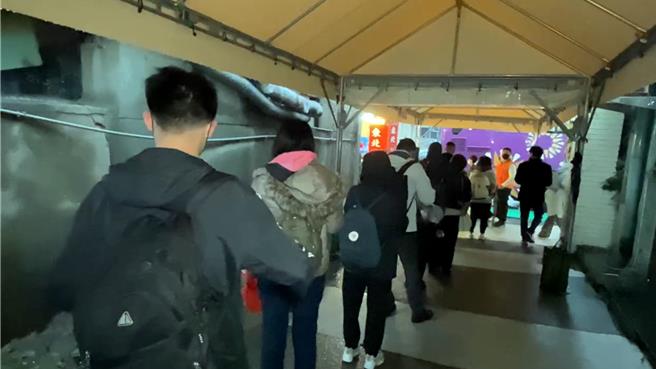 基隆市政府交通處在旅服中心外搭起帳篷，讓候車民眾排隊候車時，可以不用淋雨。（張志康攝）