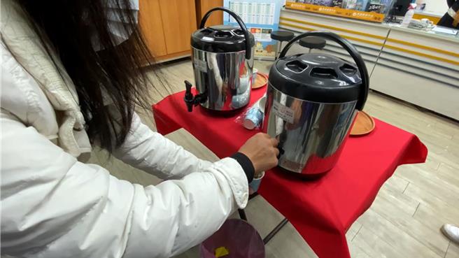 基隆市政府交通處自即日起，早上會在旅服中心提供熱薑茶給候車的通勤民眾，讓民眾冬天等車通勤上班時，能夠驅除寒意。（張志康攝）