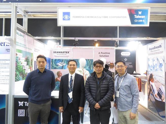 纺拓会组团参加德国慕尼黑运动用品展ISPO Munich，驻法兰克福经济组洪敬庭组长(左二)蒞临臺湾馆。（纺拓会提供）