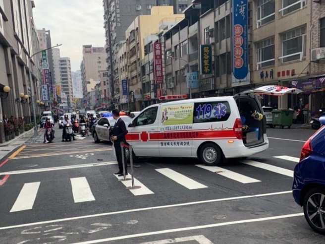 癲癇發作連撞3車！1騎士無呼吸心跳，駕駛母急下跪道歉。(葉庭欣/翻攝)