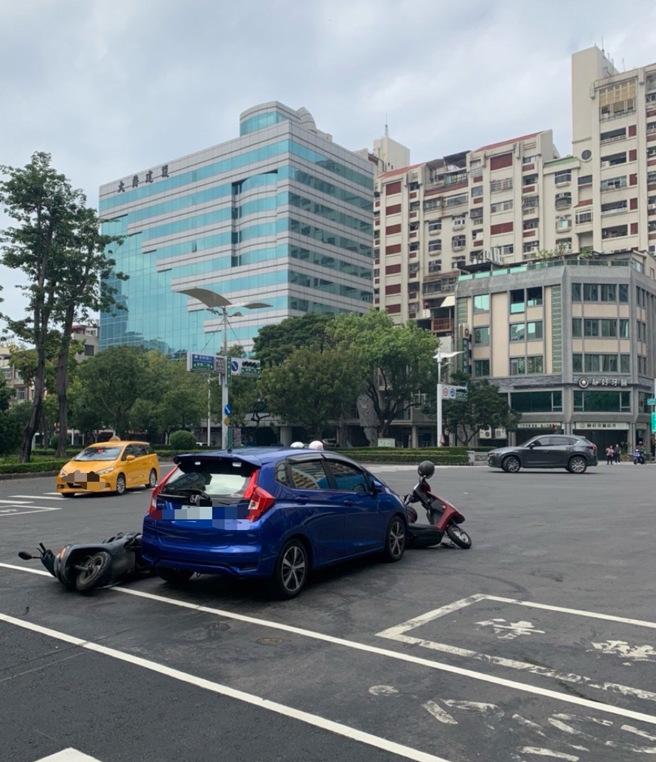 癲癇發作連撞3車！1騎士無呼吸心跳，駕駛母急下跪道歉。(葉庭欣/翻攝)