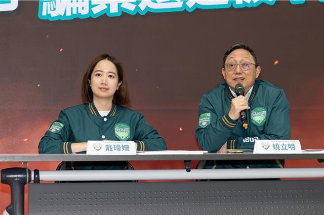 賴清德蕭美琴全國競選總部今（４）由主委姚立明、發言人戴瑋姍召開「兩億疑雲說不清　柯文哲是在騙選票還是中國介選？」記者會。（賴清德競選辦公室提供）