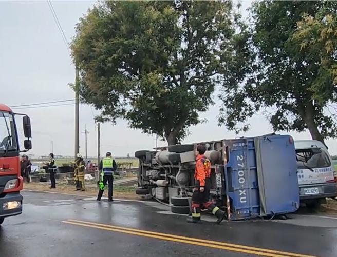 云林县莿桐乡4日发生3车衝撞车祸，其中小货车被撞翻司机无生命迹象。（民眾提供／张朝欣云林传真）
