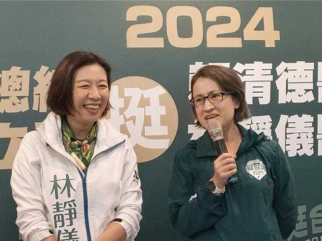 2024總統大選在即，民進黨副總統參選人蕭美琴（右）日前遭質疑未放棄雙重國籍，她4日提出3點聲明，並說競總人員也把她的身分查得清楚。（潘虹恩攝）