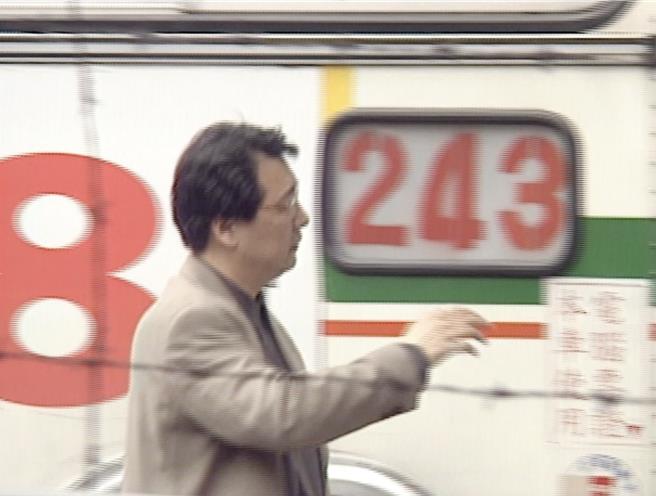 赵少康上车协调。（侯办提供）