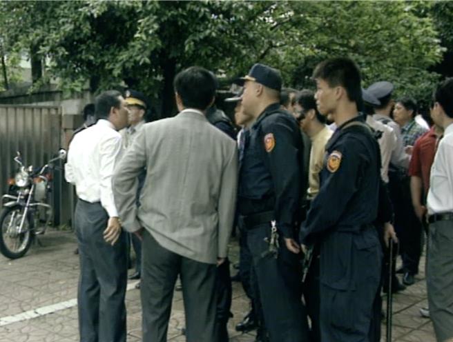 侯友宜（左一）指挥调度警力（侯办提供）