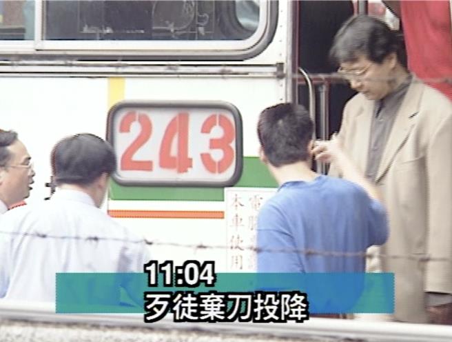 赵少康安抚歹徒后，歹徒弃械下车。（侯办提供）