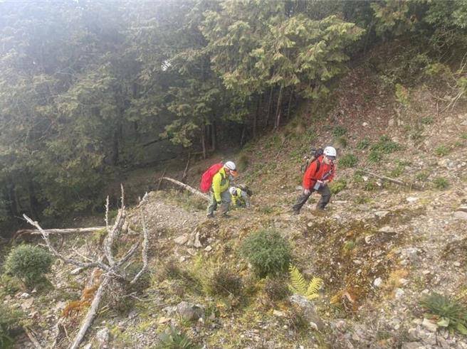 9人登山队攀登干卓万山，其中高山协作扭伤脚报警，南投县消防局与林业署埔里工作站组派员搜救队驰援。（南投县政府提供／杨静茹南投传真）