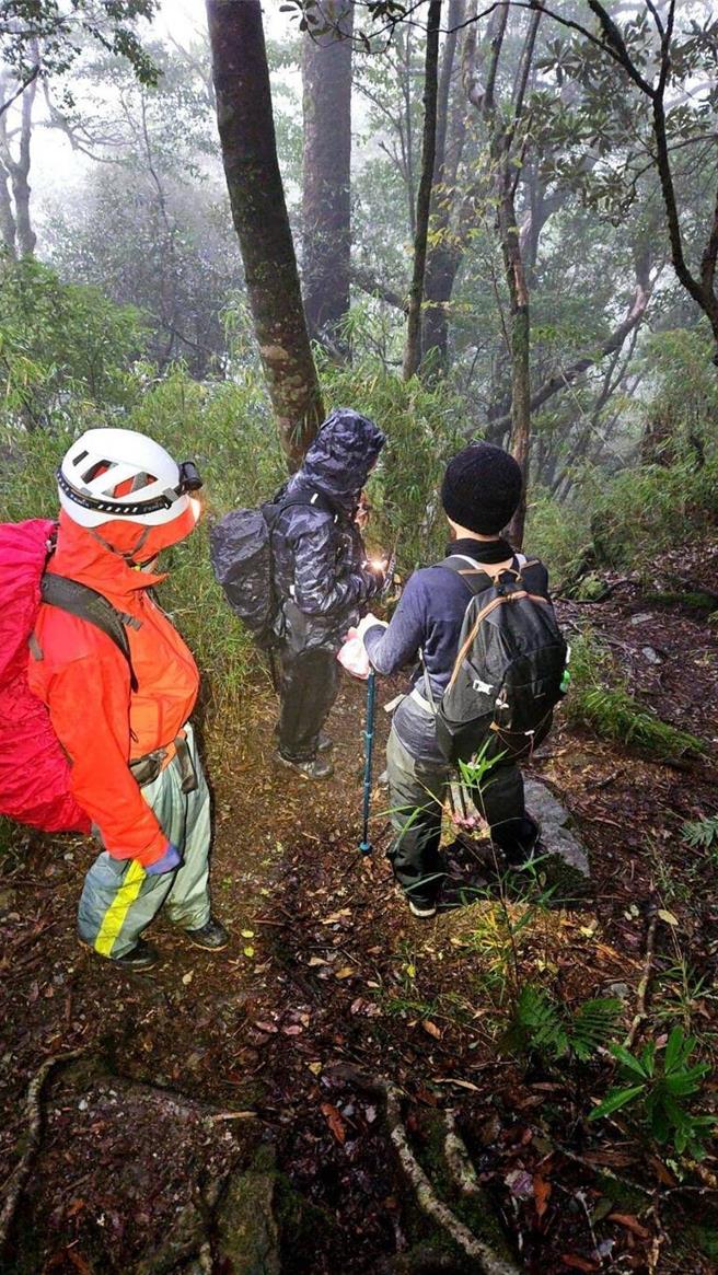单攻仁爱白姑大山夫妻挡迷路又失温求救，仁爱消防分队人员漏夜找到2人，给予保温与热食，协助平安下山。（南投县政府提供／杨静茹南投传真）