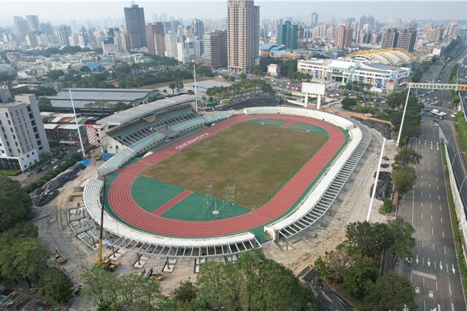 中正运动场在去年功成身退进行改造工程，目前天空环场步道已逐渐成形，将成为集结运动、购物、餐饮、休閒于一身的台版「高架公园」。（高雄市工务局提供／任义宇高雄传真）