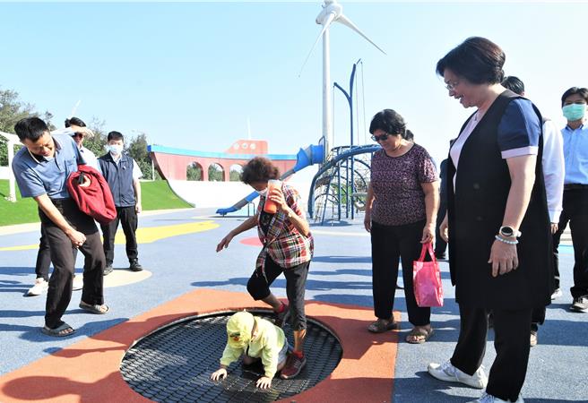 城观处说，目前工程已完工，日前县长王惠美（前排右）特别率队视察，待验收完成并取得游具合格检验报告后开放使用。（彰化县政府提供／吴建辉彰化传真）