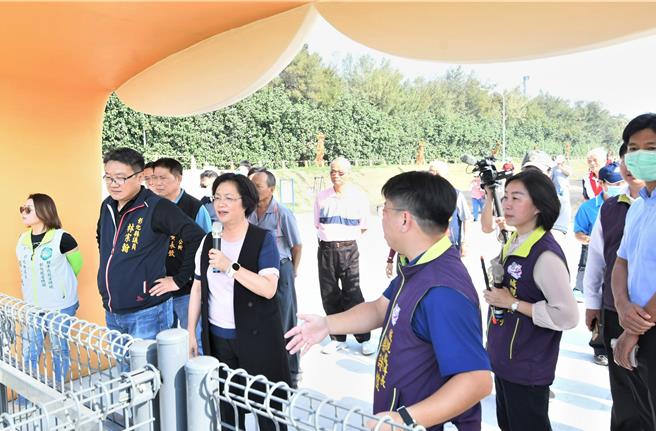 城观处说，目前工程已完工，日前县长王惠美（左3持麦克风者）特别率队视察，待验收完成并取得游具合格检验报告后开放使用。（彰化县政府提供／吴建辉彰化传真）