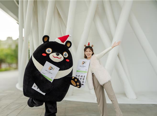 高市府4日惊喜送出「高雄熊—哈啰我来了～」LINE贴图耶诞礼物给大家，最萌观光大使高雄熊携手高市府发言人周璟瑜戴上可爱麋鹿角，预祝大家「耶诞快乐」。（高市府新闻局提供／洪浩轩高雄传真）