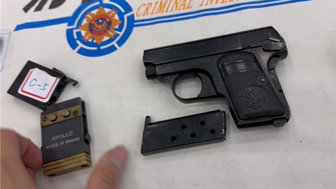 刑事局中部打击犯罪中心于今年10月30日，在台中市大雅区破获地下兵工厂，查获罕见改造名片型手枪（左）及掌心雷手枪（右）。（警方提供／王煌忠台中传真）