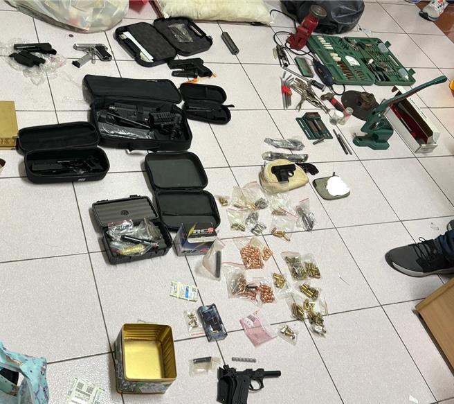 刑事局中部打击犯罪中心在大雅区破获地下兵工厂，查扣8支改造手枪，106颗子弹及改造工具。（警方提供／王煌忠台中传真）