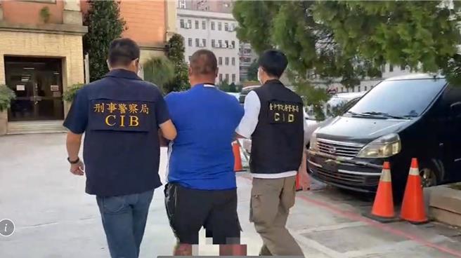 朱姓男子（中）在礼仪社工作，暗中却进行枪枝改造，遭刑事局中部打击犯罪中心逮捕，讯后移送台中地检署，检方裁定10万交保。（警方提供／王煌忠台中传真）