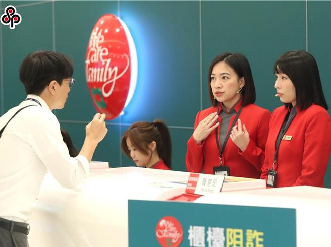 警方与银行持续合作临柜关怀提问，今年1至10月临柜拦阻遭诈民眾匯出款项，高达61.51亿元。图为临柜关怀提问示意图。（本报资料照片）