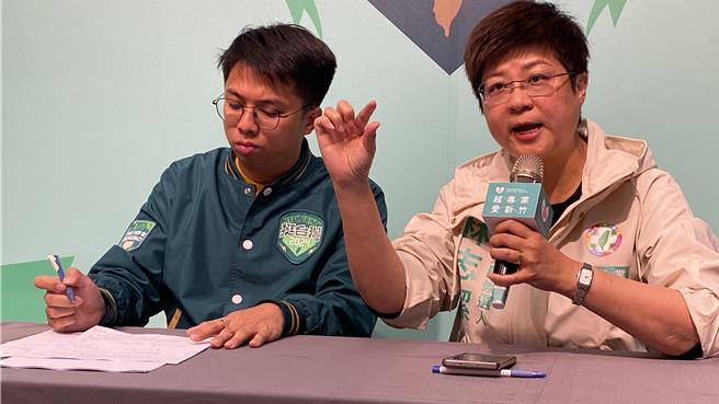 林志洁（右）回轰邱显智根本乌龙爆料还牵连优秀毕业学生和法律同道，身为律师，选择用选举操作对他人抹黑，令人遗憾。（陈育贤摄）