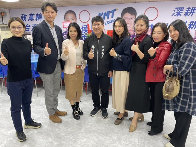 托婴团体向新竹县国民党立委林思铭（左四）陈情，反对卫福部明年将强加监视云的政策。（林思铭团队提供／罗浚滨新竹传真）