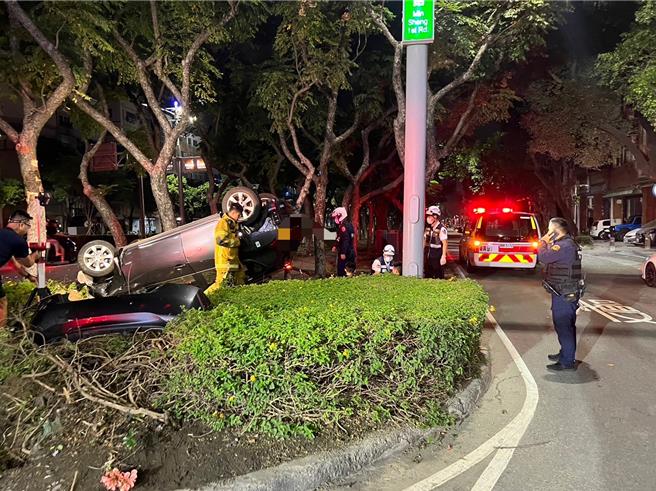 15歲林姓少年無照開車還載友人兜風卻開到翻車，警方依法開罰並要求林姓少年家長陪同參加道安講習。（警方提供／任義宇高雄傳真）