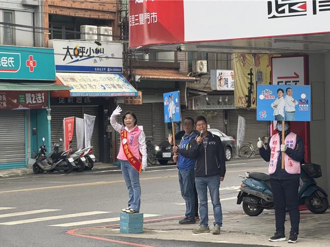 台中市第三选区立委杨琼璎，4日一早顶着寒风前往后里路口拜票。（陈淑娥摄）