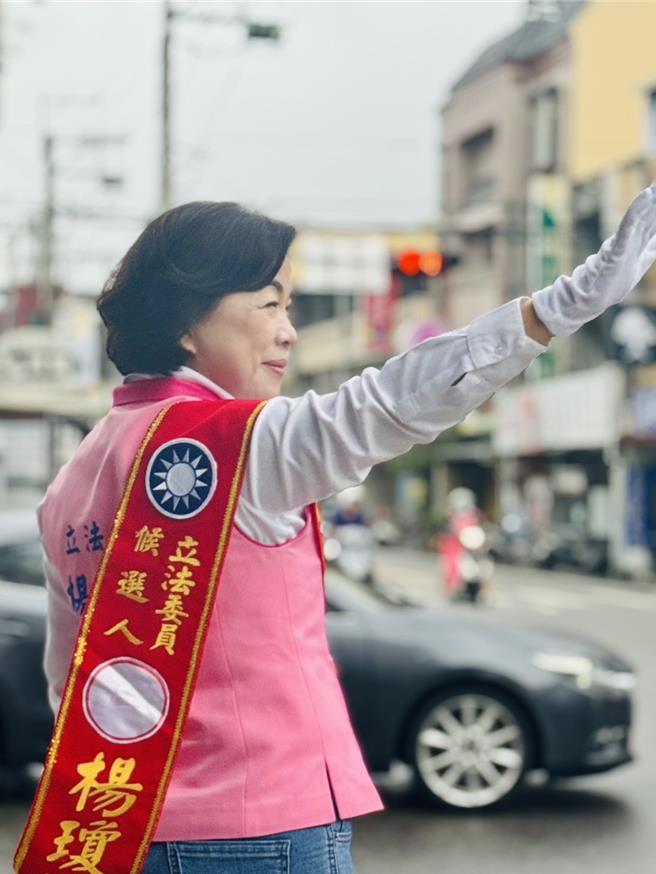 台中市第三选区立委杨琼璎，4日一早顶着寒风前往后里路口拜票。（陈淑娥摄）