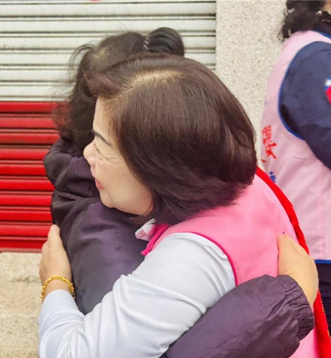 台中市第三选区立委杨琼璎，4日一早顶着寒风前往后里路口拜票。（陈淑娥摄）