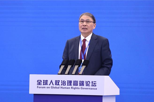 香港中文大学（深圳）前海国际事务研究院院长、广州粤港澳大湾区研究院理事长郑永年教授日前在一场演讲表示，中国单边开放是破解美国「围堵政策」最好的武器。（摘自中新社）