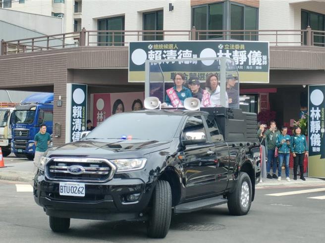 民進黨副總統參選人蕭美琴（左）4日上午與台中二選區立委參選人林靜儀（右）車掃，也是她以副總統參選人身分展開首度車掃。（潘虹恩攝）
