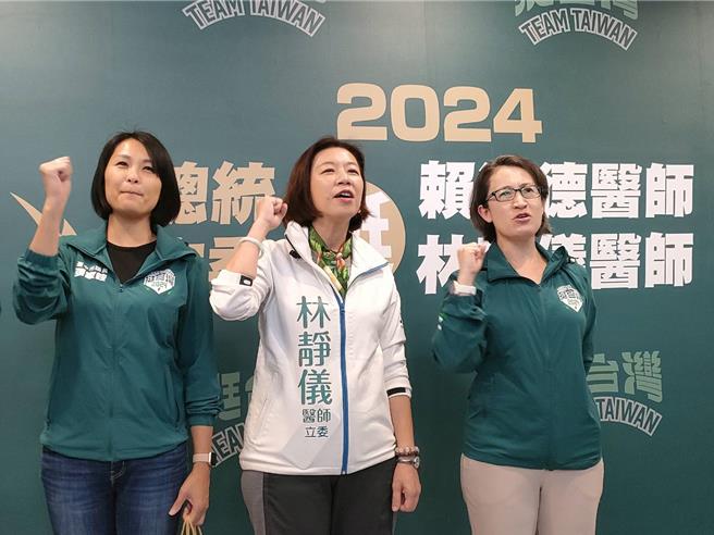 民進黨副總統參選人蕭美琴（右）短短3天兩度到台中輔選，4日上午與台中二選區立委參選人林靜儀（中）在烏日車掃。（潘虹恩攝）