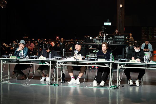  2023「乐团兴奋波」评审长左光平对参赛的队伍喊话：「尽情享受舞台，要做出不会后悔的演出。（图片来源：高雄流行音乐中心提供）