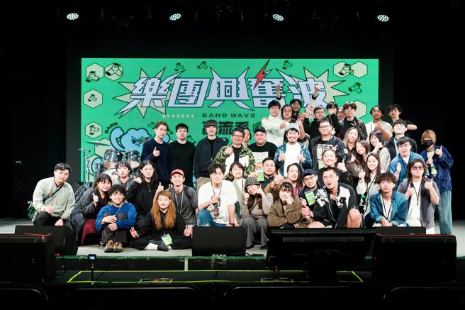  2023「乐团兴奋波」复赛12强队伍与评审团大合照。（图片来源：高雄流行音乐中心提供）