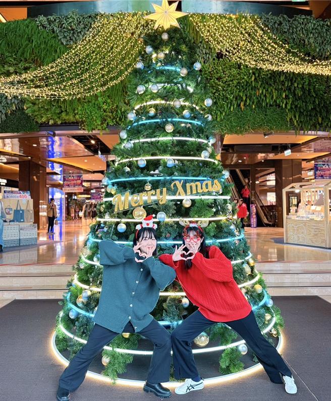 京站响应节庆展示华丽耶诞树，民眾到访购物可拍照享受浓浓节庆氛围。（京站提供／朱世凯台北传真）