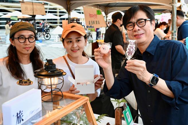 青年局双11举办的「城市屿浪市集」是摊车辅导成果嘉年华，市长陈其迈讚「好吃又好玩」。（图片来源：高雄市青年局提供）