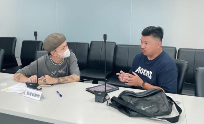 摊车辅导计画包含创业谘询顾问一对一辅导(右为雄店创办人刘建华担任辅导顾问)。（图片来源：高雄市青年局提供）