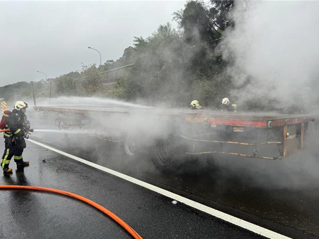 一辆联结车车板今在国道1号南向45公里起火，国道警和消防到场救援，虽无人员伤亡，但大量浓烟造成车辆回堵3公里。(翻摄照片／蔡依珍桃园传真)