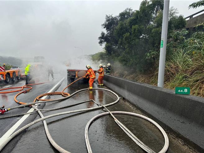 一辆联结车车板今在国道1号南向45公里起火，国道警和消防到场救援，虽无人员伤亡，但大量浓烟造成车辆回堵3公里。(翻摄照片／蔡依珍桃园传真)