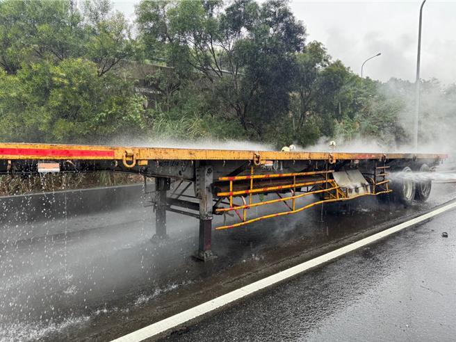 一辆联结车车板今在国道1号南向45公里起火，国道警和消防到场救援，虽无人员伤亡，但大量浓烟造成车辆回堵3公里。(翻摄照片／蔡依珍桃园传真)