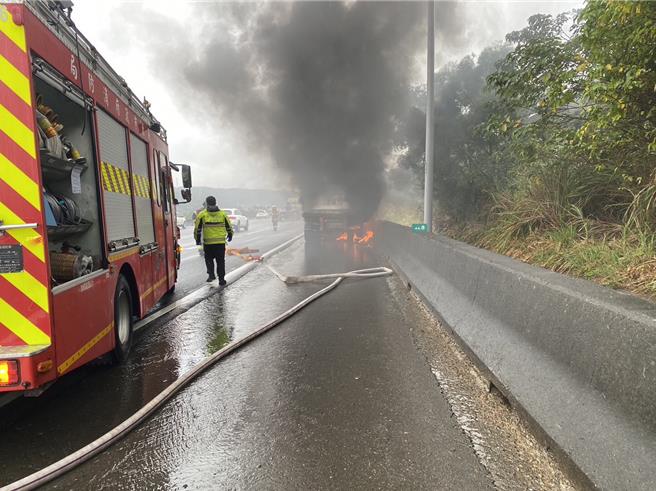 一辆联结车车板今在国道1号南向45公里起火，国道警和消防到场救援，虽无人员伤亡，但大量浓烟造成车辆回堵3公里。(翻摄照片／蔡依珍桃园传真)