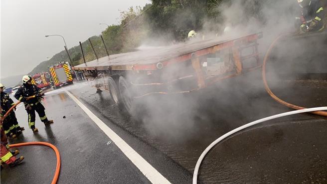 一辆联结车车板今在国道1号南向45公里起火，国道警和消防到场救援，虽无人员伤亡，但大量浓烟造成车辆回堵3公里。(翻摄照片／蔡依珍桃园传真)