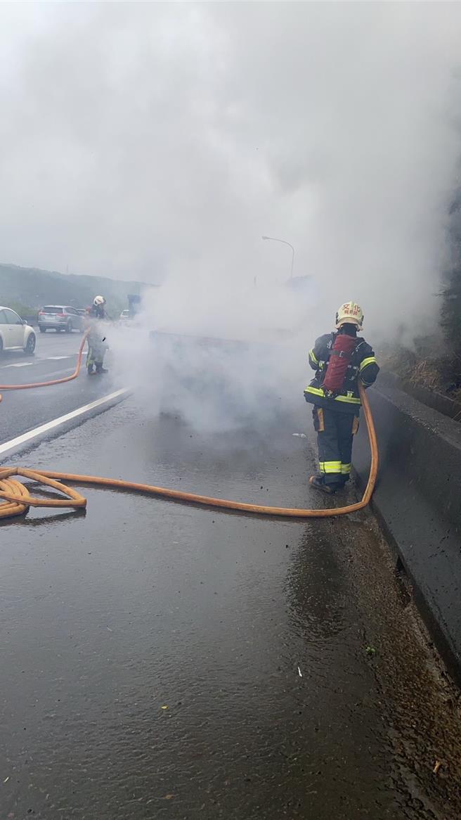 一辆联结车车板今在国道1号南向45公里起火，国道警和消防到场救援，虽无人员伤亡，但大量浓烟造成车辆回堵3公里。(翻摄照片／蔡依珍桃园传真)
