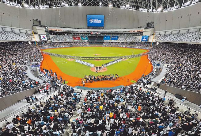 大巨蛋第1战，3日上演亚洲棒球锦标赛「中韩大战」，1万7000名观眾入场，热情加油声在大巨蛋内迴盪。（陈怡诚摄）