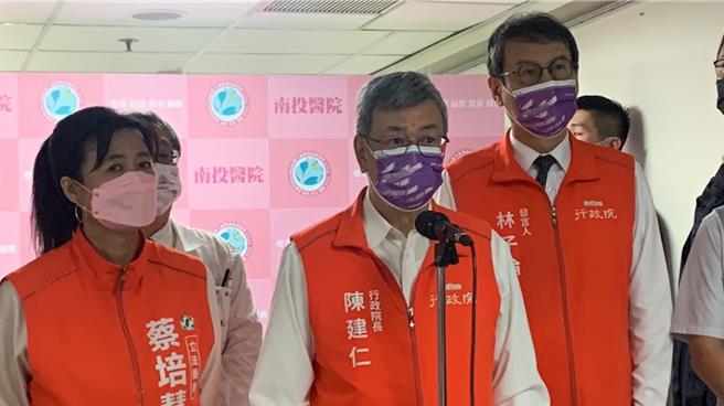行政院长陈建仁（中）4日视察南投医院医时，对于民进党副总统参选人萧美琴国籍争议表示，中选会会依法审查资格，萧前大使先前也已亲自回应，呼吁「有心人不必大作文章」。曾雪蒨摄
